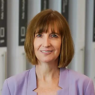 Lisa Dickinson headshot