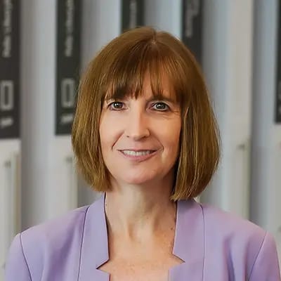 Lisa Dickinson headshot