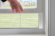 A white window is open, showing the hidden screen feature.