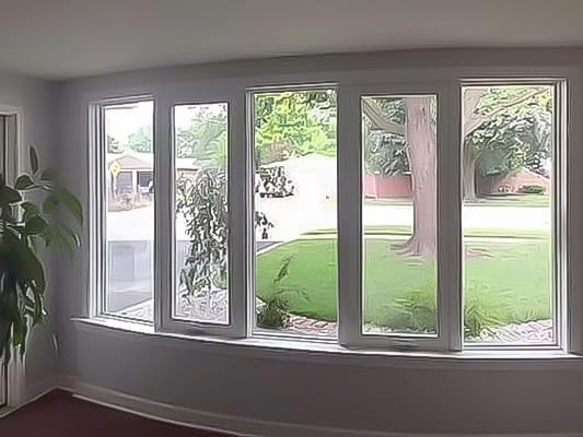 Five windows form a reverse bow configuration, with the second and fourth windows able to vent.